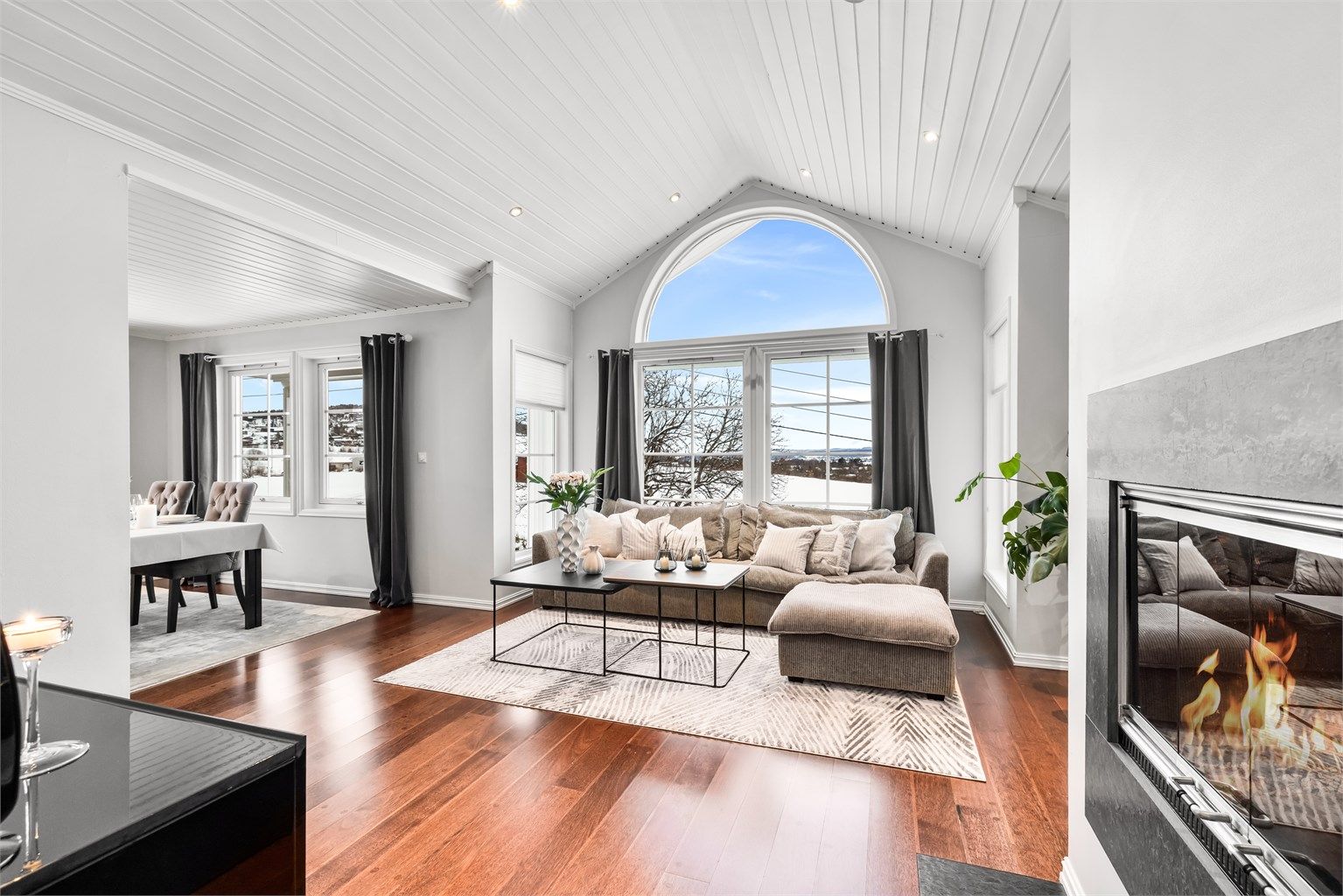 Den åpne himlingen og store vinduer i stuen gir en ekstra god romfølelse.