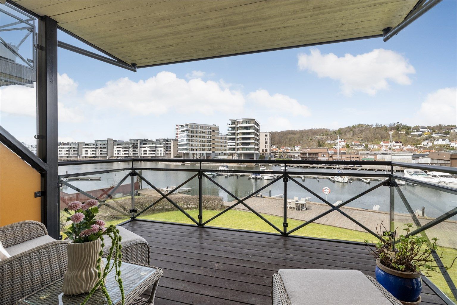 Fra stuen er det utgang til en vestvendt balkong på 10 m². Her kan kveldssolen nytes med fri utsikt mot havnebassenget.