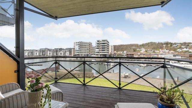 Fra stuen er det utgang til en vestvendt balkong på 10 m². Her kan kveldssolen nytes med fri utsikt mot havnebassenget.