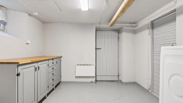 Kjelleren er uinnredet og består av gang, vaskekjeller og flere boder, samt teknisk rom.