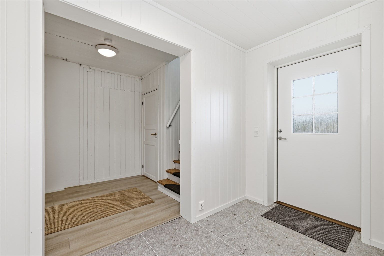 Innbydende gang med god plass til å henge fra seg yttertøy. 