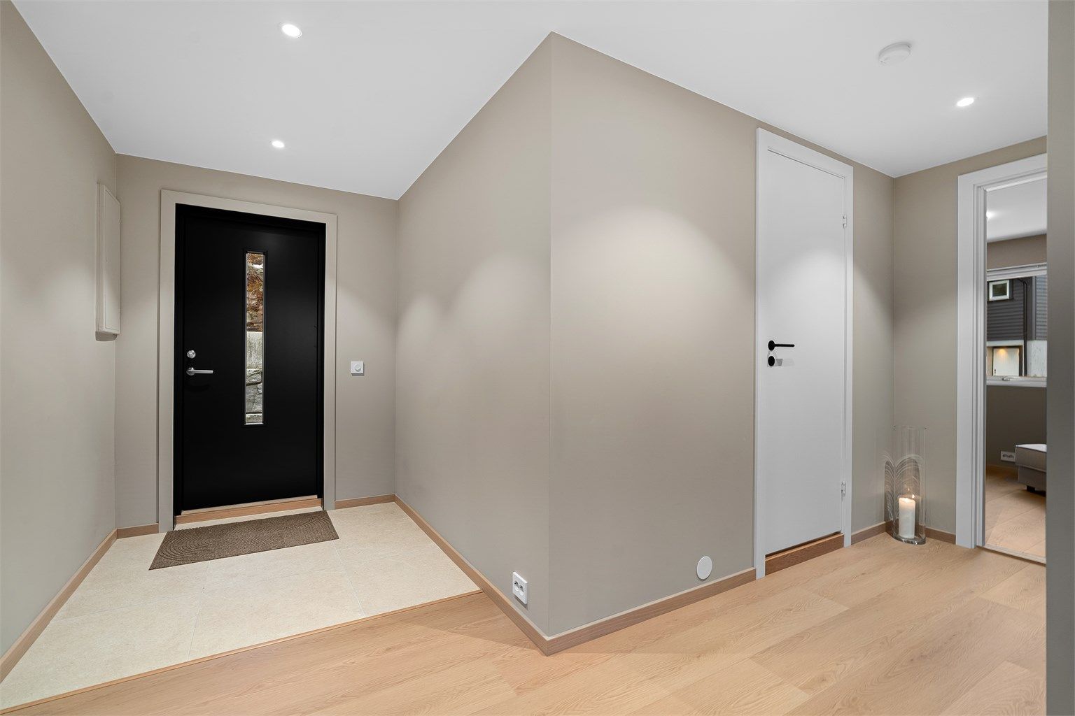 Fra ytterdøren kommer du rett inn til gangen med direkte tilgang inn til badet