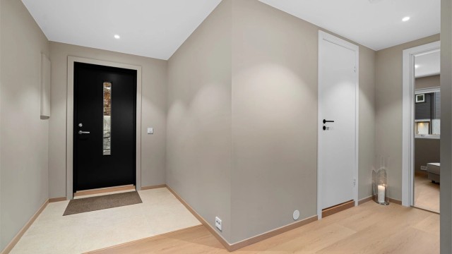 Fra ytterdøren kommer du rett inn til gangen med direkte tilgang inn til badet