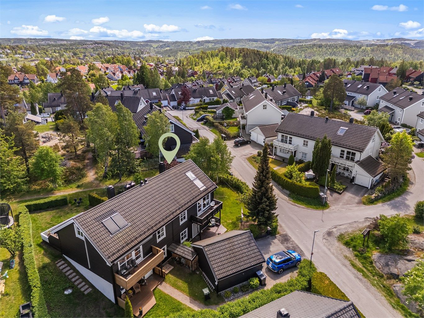 Solrik eiendom med stor hage og frukttrær i hagen - foto: Oh Shots