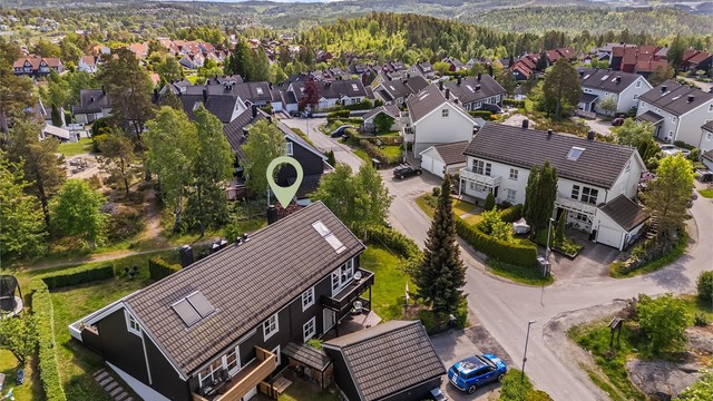 Solrik eiendom med stor hage og frukttrær i hagen - foto: Oh Shots