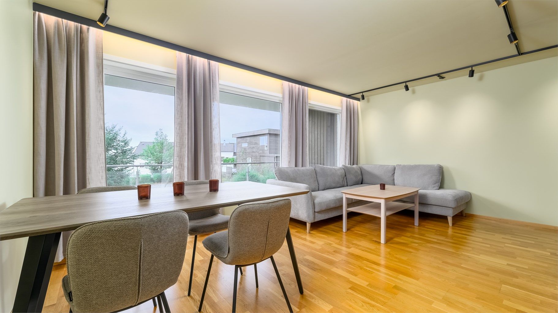 Stue og kjøkken har en åpen løsning 