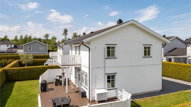 En familievennlig eiendom med trygge og gode uteområder for store og små.