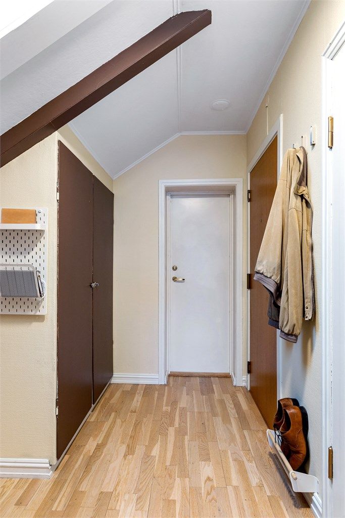 Lys og praktisk entré med god plass til oppbevaring. Smarte garderobeløsninger og en ryddig planløsning gir et innbydende førsteinntrykk. Hvit dør gir direkte utgang til fellesboder. 