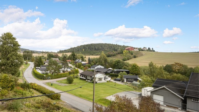 Fra eiendommen er det kort vei til bussholdeplass i Faldalsveien og togforbindelse fra Fetsund stasjon.