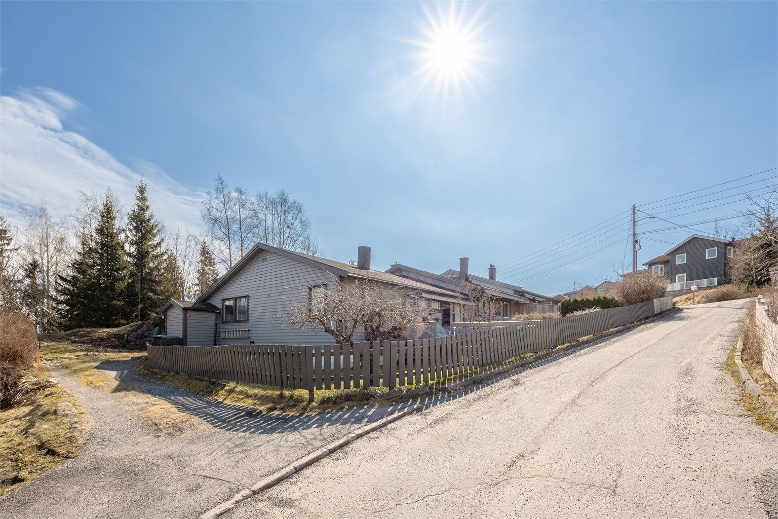 Her bor du i landlige og rolige omgivelser, med kort vei til skog, mark og turområder ved Øyeren.