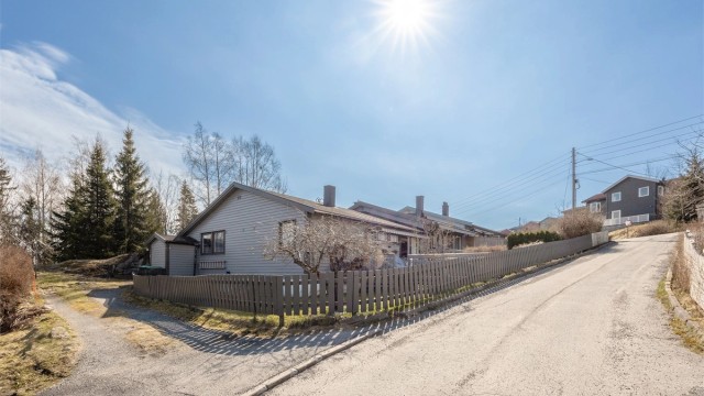 Her bor du i landlige og rolige omgivelser, med kort vei til skog, mark og turområder ved Øyeren.