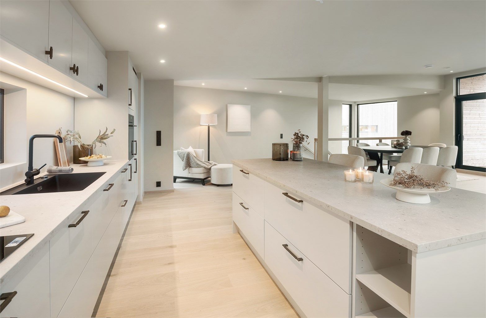 En stor kjøkkenøy med sitteplasser fungerer som en sosial sone og gir rikelig med arbeidsflate.