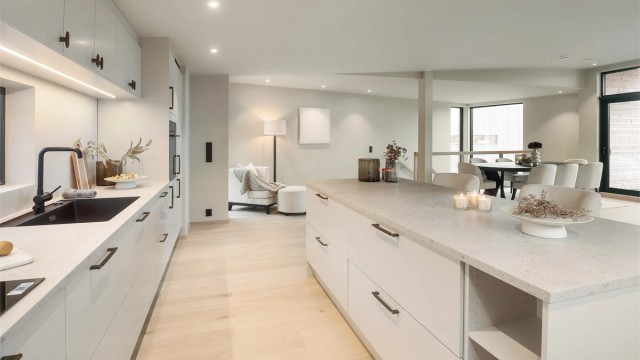 En stor kjøkkenøy med sitteplasser fungerer som en sosial sone og gir rikelig med arbeidsflate.