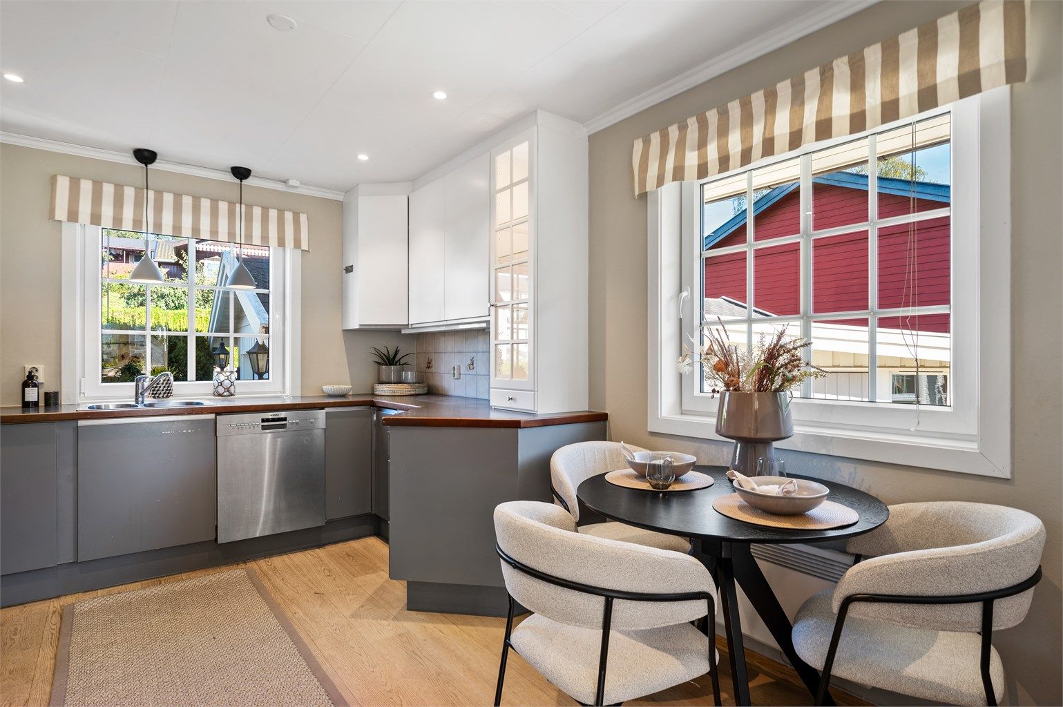 Funksjonelt spisekjøkken i 1. etasje. 