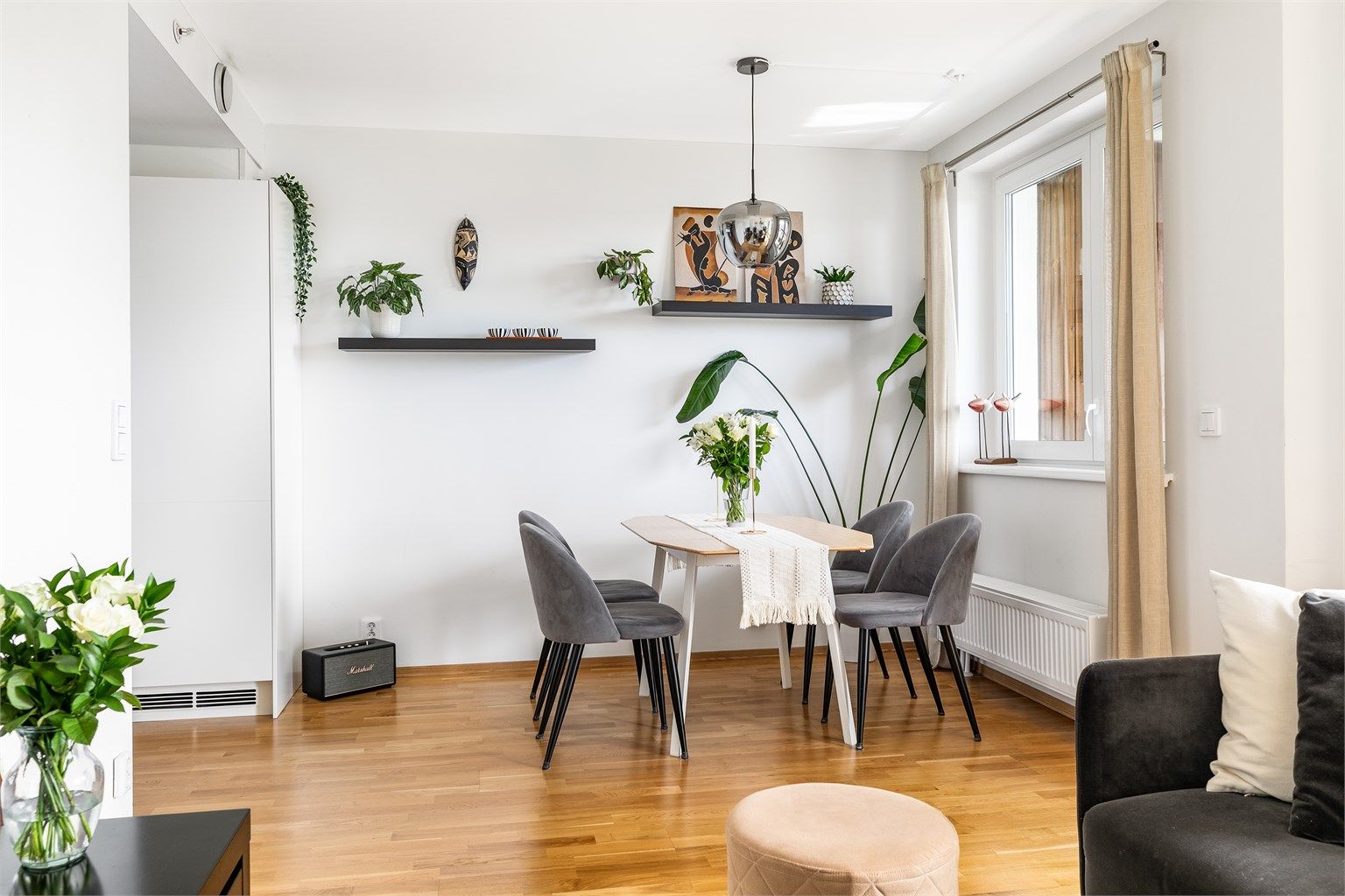 Åpen løsning slipper dagslyset gjennom til kjøkkenet.