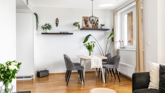 Åpen løsning slipper dagslyset gjennom til kjøkkenet.