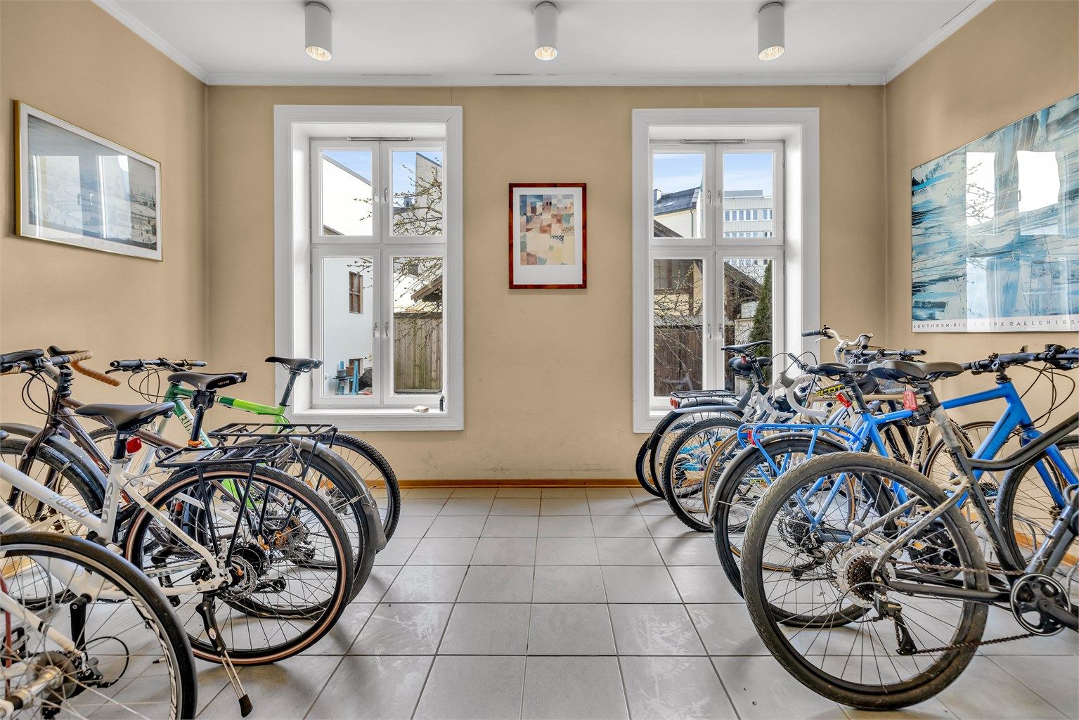 Sykkelparkering i eget rom i tilknytning til hovedinngangen.