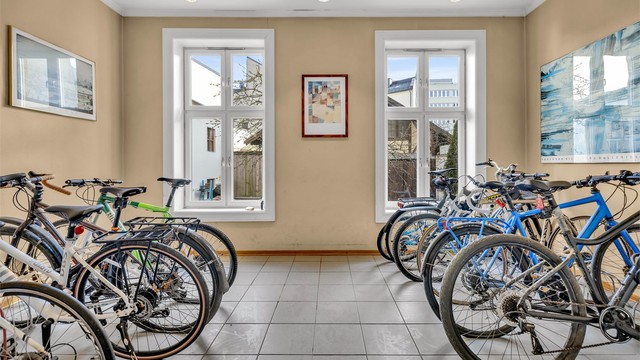 Sykkelparkering i eget rom i tilknytning til hovedinngangen.