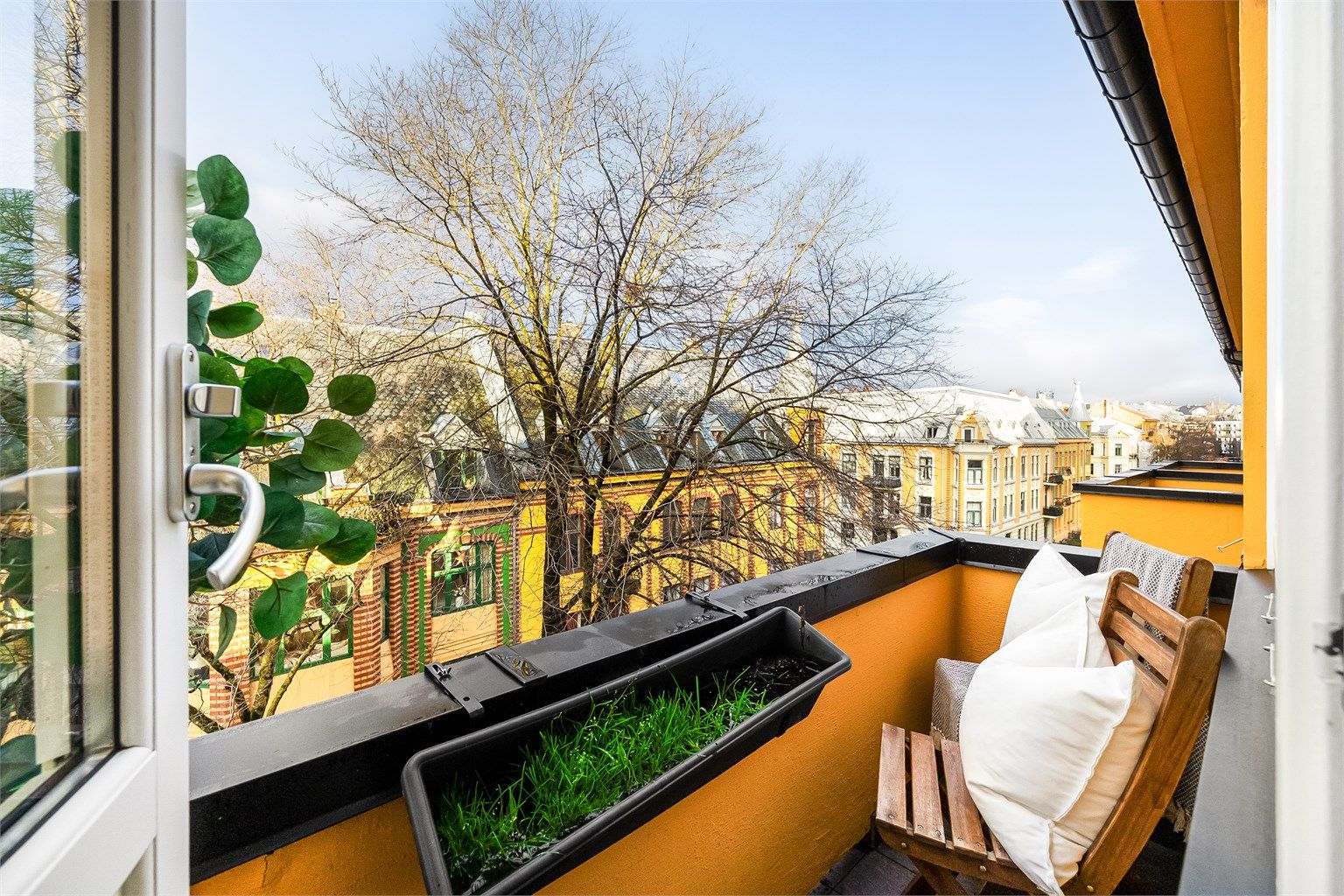 Leiligheten passer ypperlig som førstegangskjøp eller utleieobjekt med tanke på den sentrumsnære beliggenheten rett ved Bogstadveien og ikke minst de lave felleskostnadene. Foto: Marit Andersen.