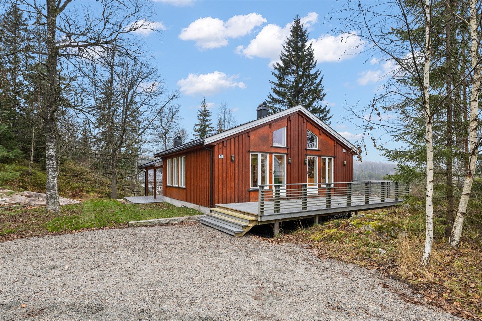  Boligen ligger på en stor, eiet tomt i barnevennlige omgivelser med kort vei til skole, barnehage og flotte turområder.