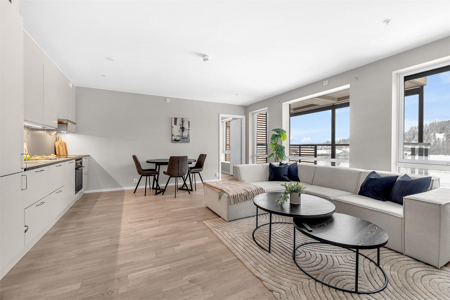 Lys og luftig stue med rikelig lysinnslipp via store vindusflater.