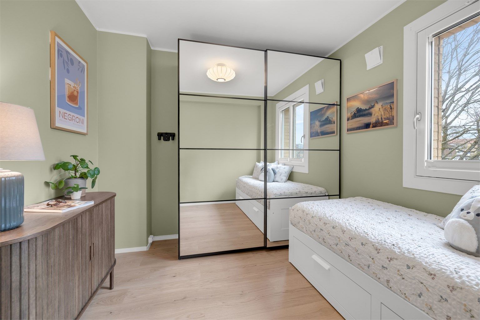 Også her er det god oppbevaringsplass i skyvedørsgarderobe med speilfronter. 