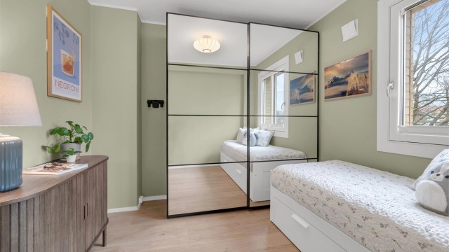 Også her er det god oppbevaringsplass i skyvedørsgarderobe med speilfronter.