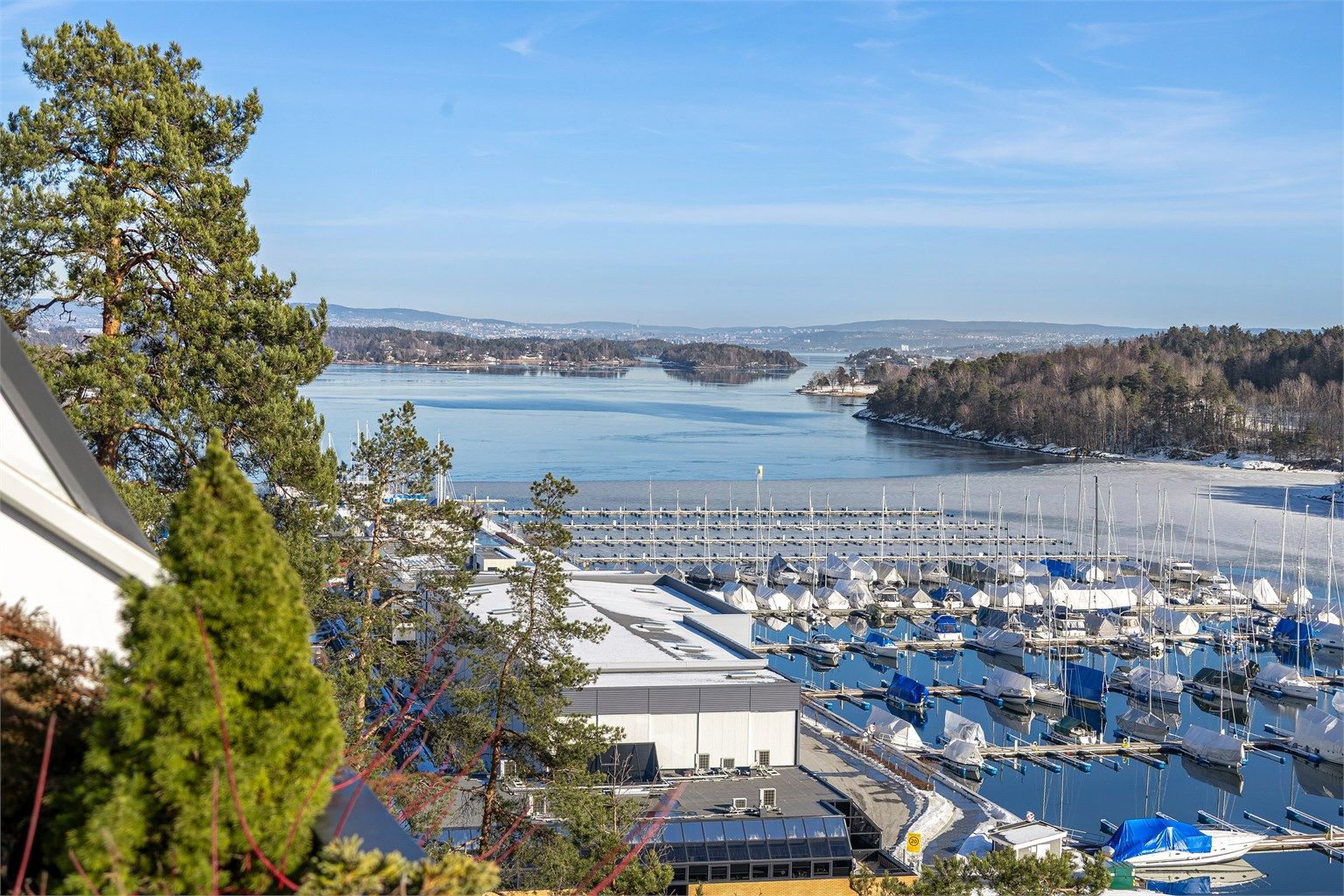 Fra hovedsoverommet er det utgang til balkong med flott utsikt mot fjorden.