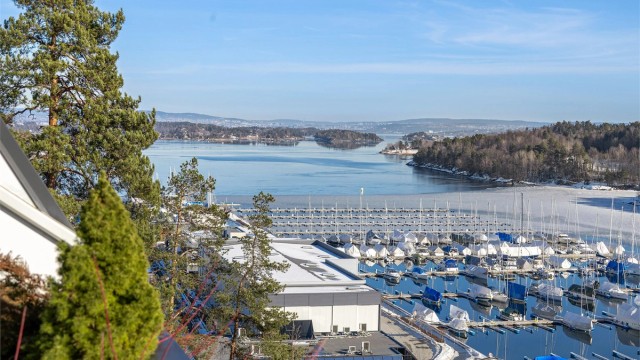 Fra hovedsoverommet er det utgang til balkong med flott utsikt mot fjorden.
