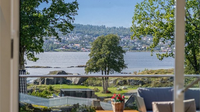 I stua består gavlveggen mot sjøen av store vindusflater og en hev- skyvedør.