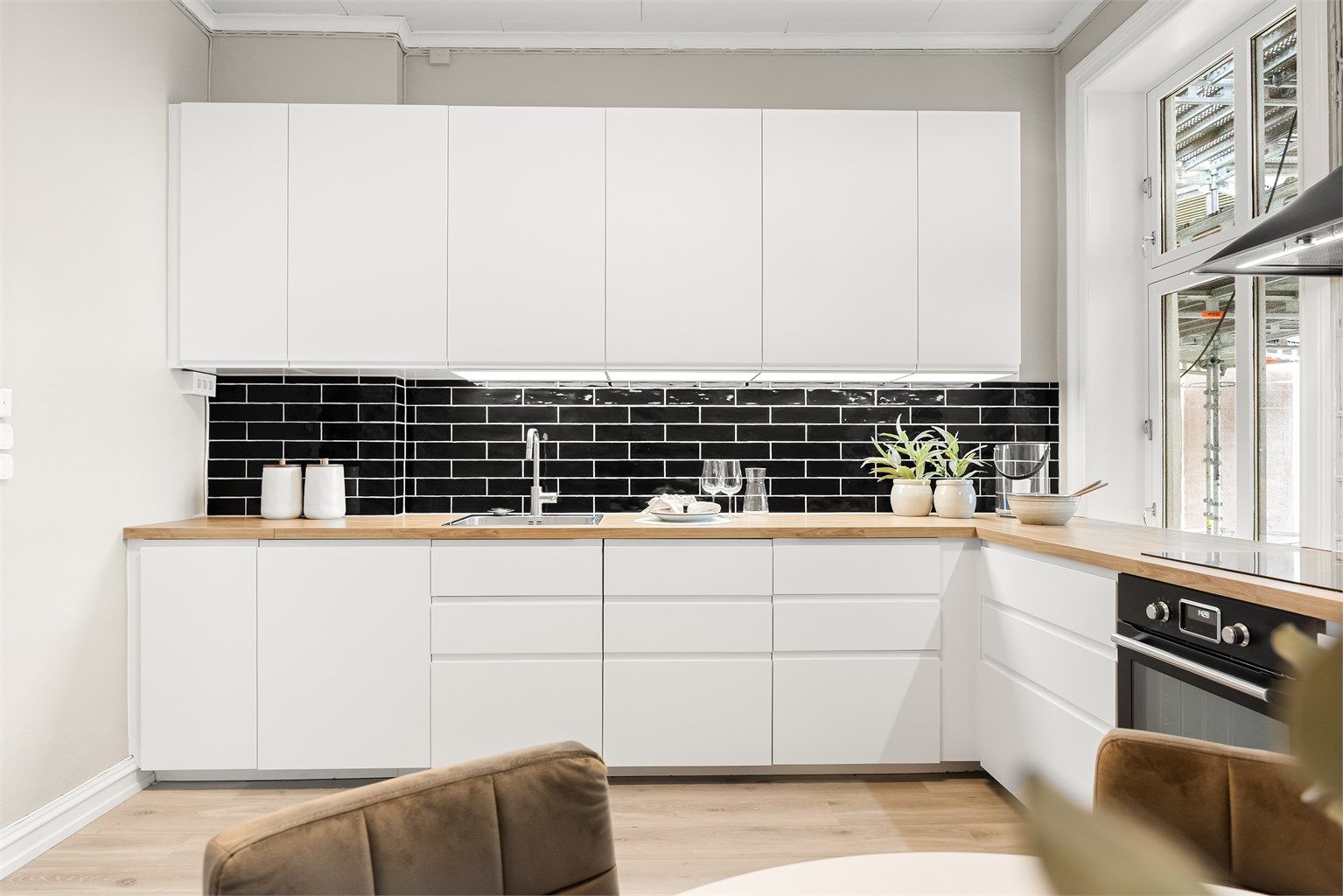 Innredningen er med slette fronter og benkeplate i slitesterk laminat med nedfelt oppvaskkum.