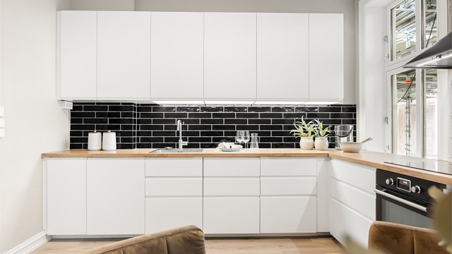 Innredningen er med slette fronter og benkeplate i slitesterk laminat med nedfelt oppvaskkum.