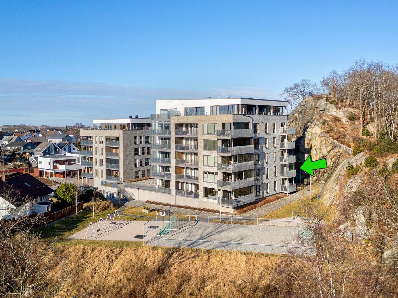 Velkommen til Lønneveien 8 og leilighet 201, presentert av Krogsveen avd. Sandnes, ved Tom Christer Hovde. 
Leiligheten har en praktisk planløsning og fremstår meget velholdt med gjennomgående god standard.