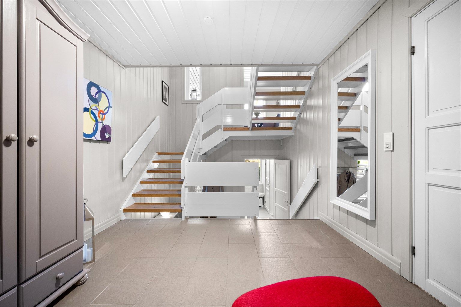 Trappen har 1-stavs parkett.