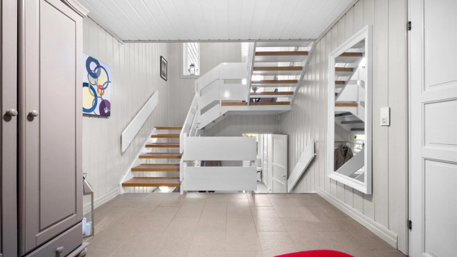 Trappen har 1-stavs parkett.