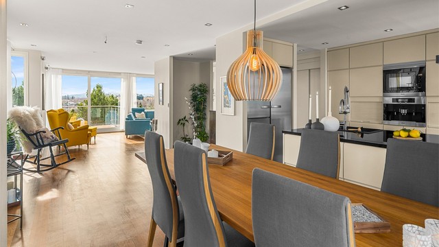 Fra spisestuen og kjøkkenet er det en fin flyt videre mot stuen, noe som understreker boligens åpne og sosiale planløsning.