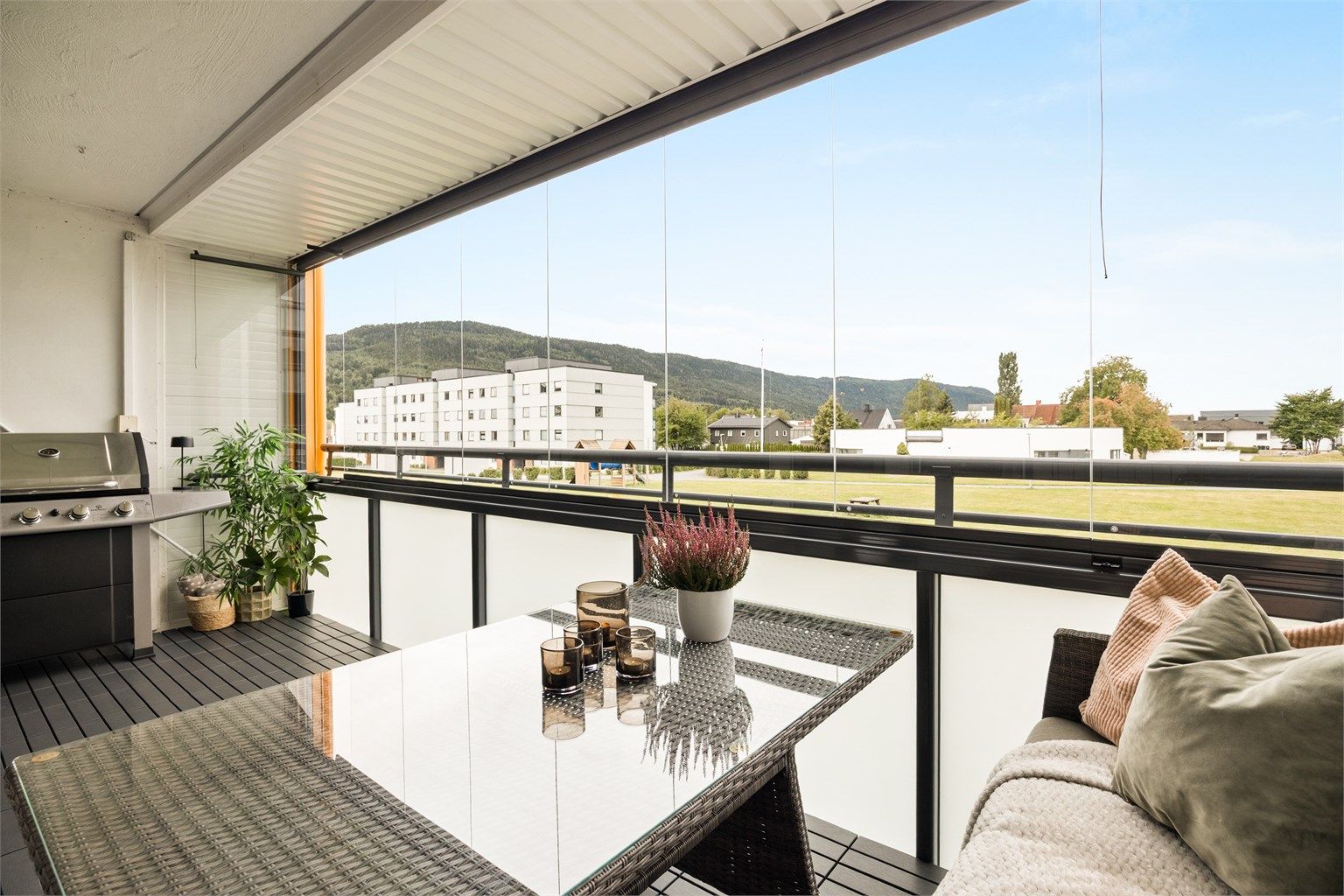Innglasset balkong på 14 kvm med plass til utemøbler