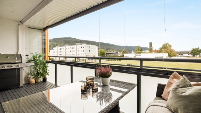 Innglasset balkong på 14 kvm med plass til utemøbler