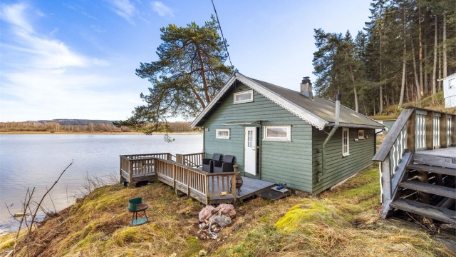 Velkommen til Støtterudvegen 201! En sjarmerende hytte med egen strandlinje ved Øyeren.