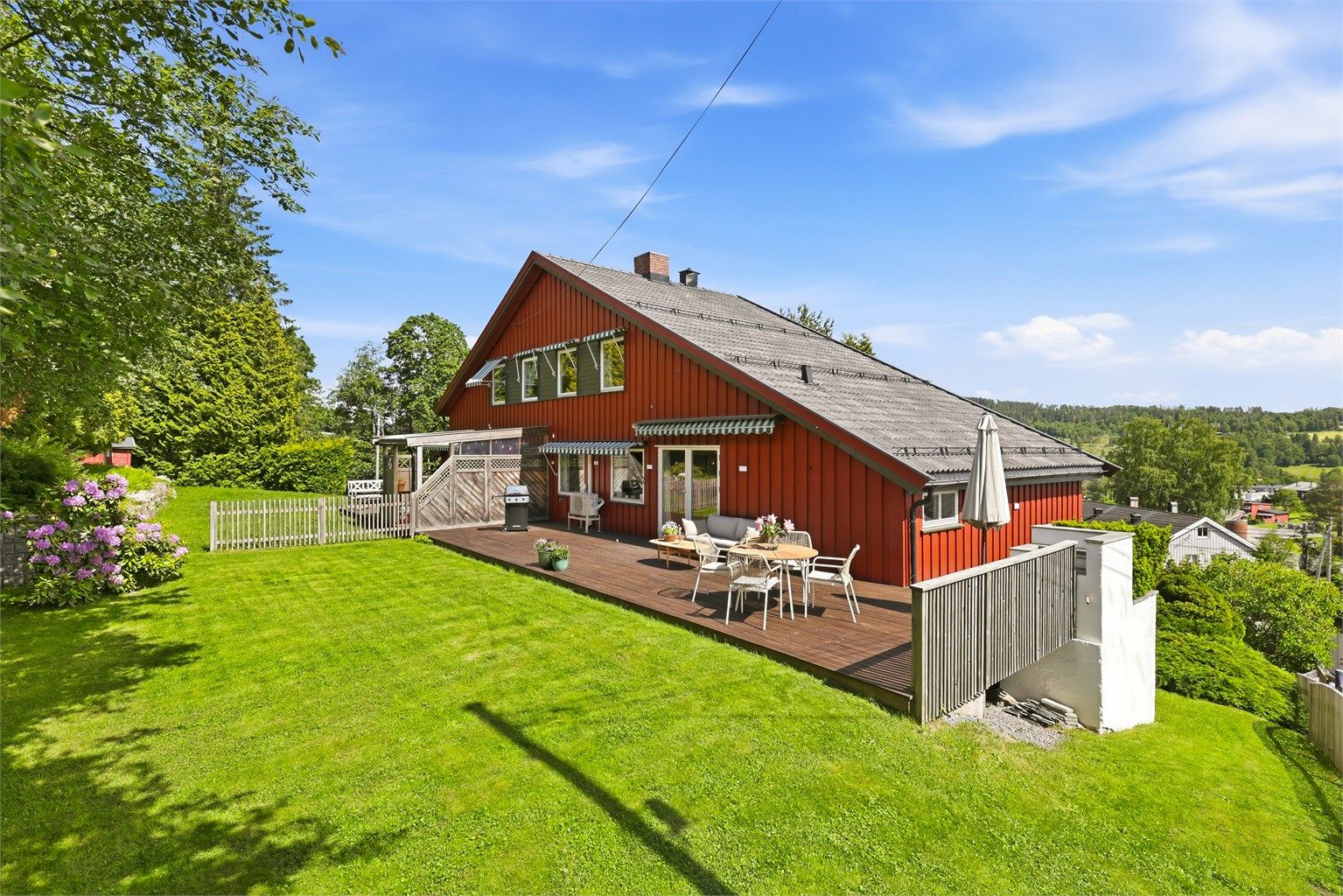 Velkommen til Kirkeveien 5 B, en romslig 1/2 part 2 manns bolig med flott tomt og fine utearealer, eiendommen har også fin utsikt og en knallfin uteplass. Foto: Digit Media AS v/Jørgen Sørebø