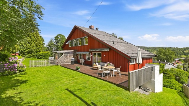 Velkommen til Kirkeveien 5 B, en romslig 1/2 part 2 manns bolig med flott tomt og fine utearealer, eiendommen har også fin utsikt og en knallfin uteplass. Foto: Digit Media AS v/Jørgen Sørebø