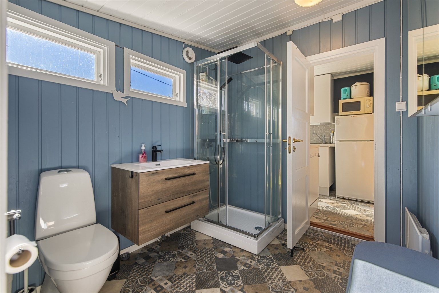 Rommet har malt trepanel på vegger og i himling. Gulv har belegg.