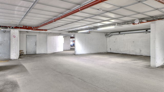 2 garasjeplasser rett ved siden av hverandre (plass nr 71 og 72) - enkel adkomst til plassene via heis fra leilighetsplan til garasjeplan