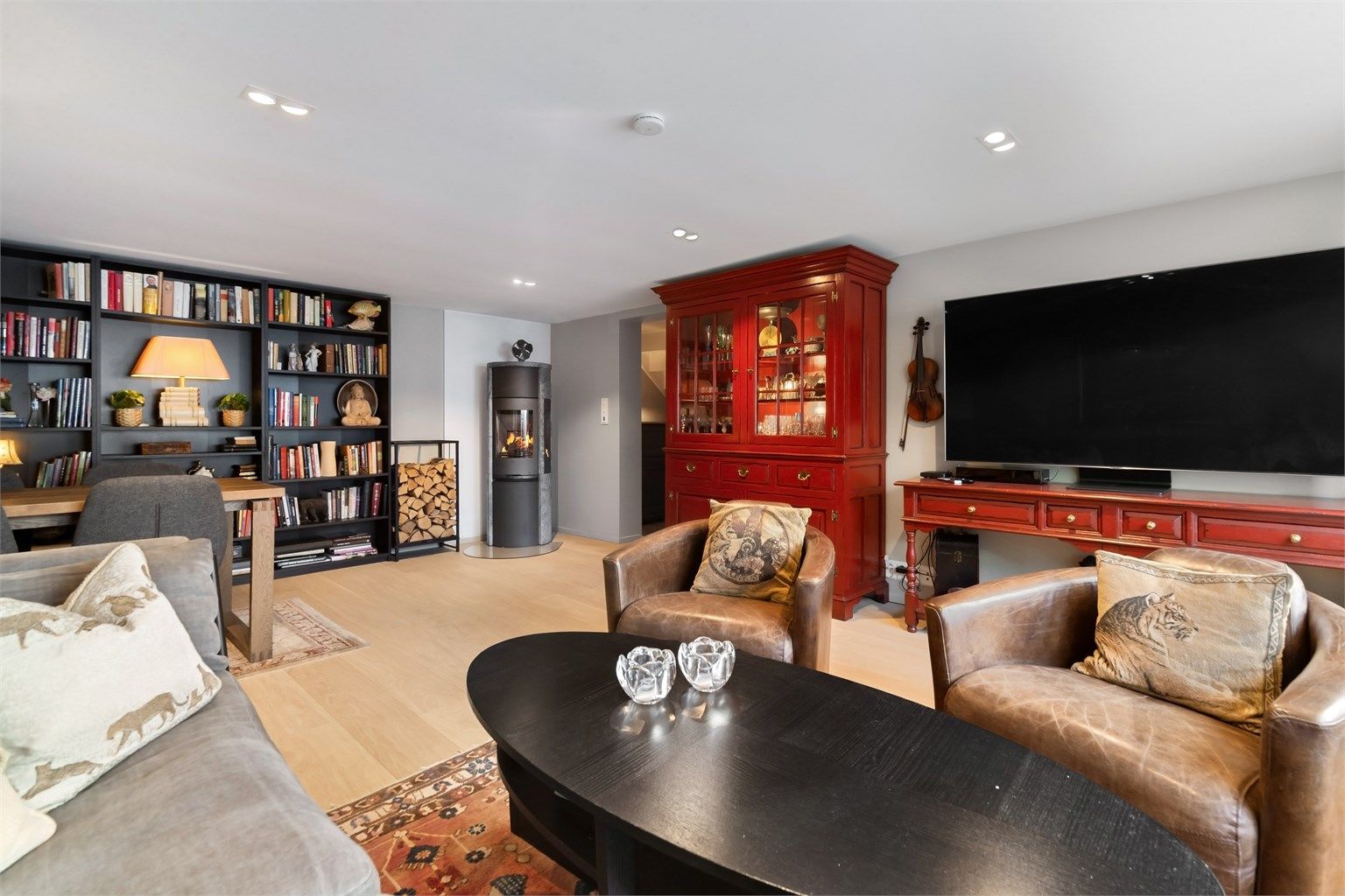 Stuen har en flott ovn med klebersten