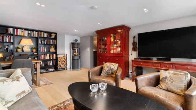 Stuen har en flott ovn med klebersten