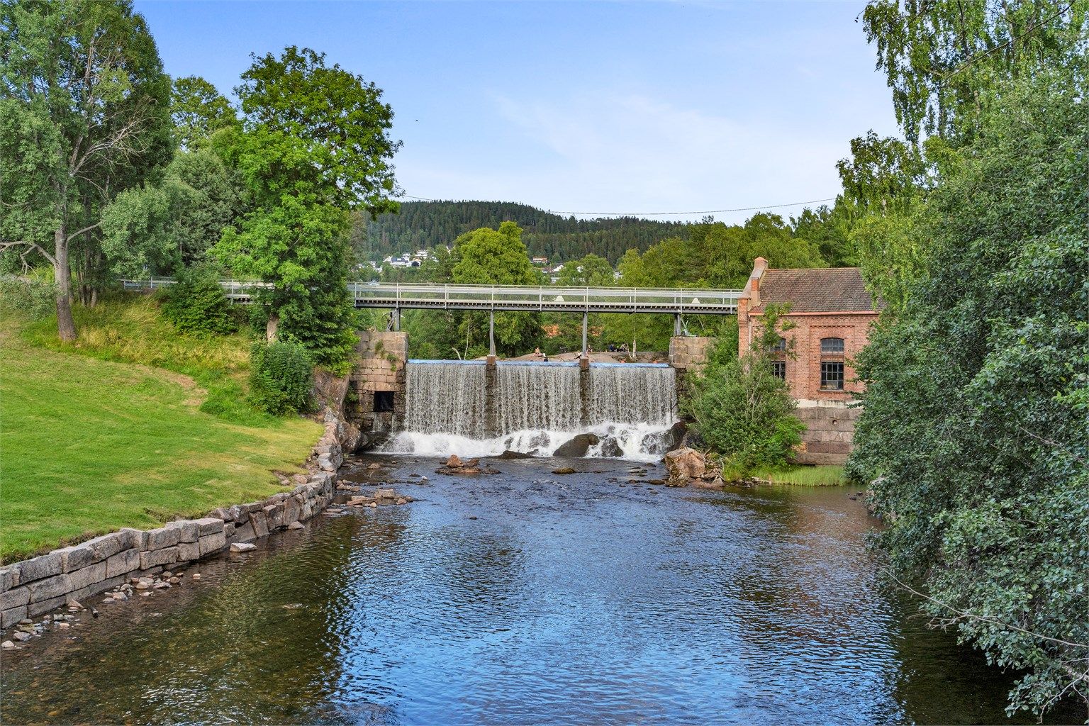 Lillomarka er nærmeste nabo, og turstiene langs Akerselva inviterer til rekreasjon.