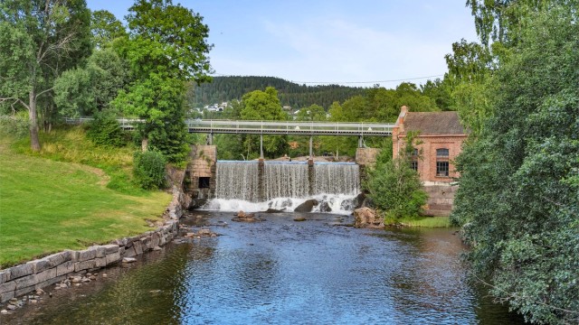 Lillomarka er nærmeste nabo, og turstiene langs Akerselva inviterer til rekreasjon.
