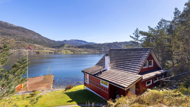 Hytta ligger høyt og fritt med flott utsikt.
