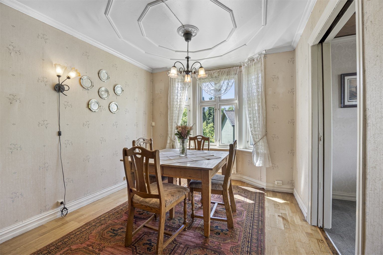 Boligen har en villa-preget stil som med modernisering kan bli til en herskapelig plass å bo.  