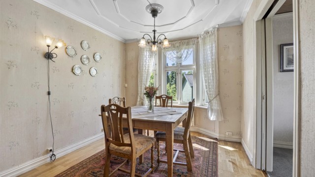 Boligen har en villa-preget stil som med modernisering kan bli til en herskapelig plass å bo.